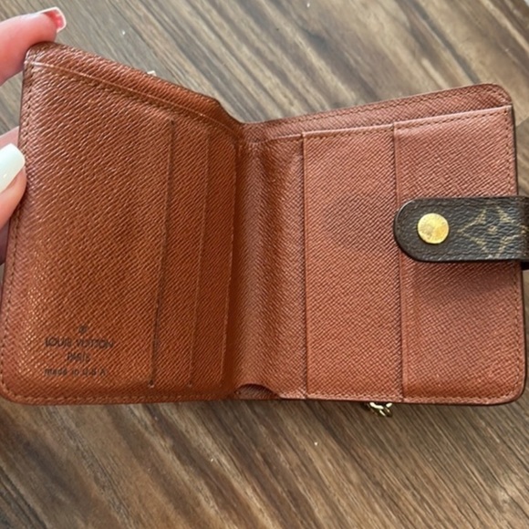 Louis Vuitton Monogram Wallet Excellent Condition Unisex - Picture 9 of 15